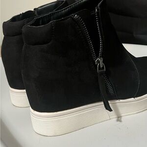 SERRA Wedge Sneaker // Size 8 // Black